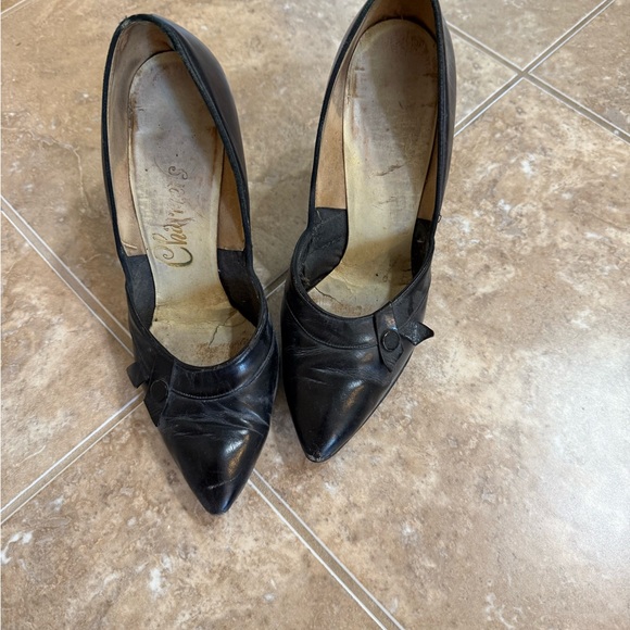Sophisticated Black Leather Heels with Pleated Detail - Picture 1 of 4